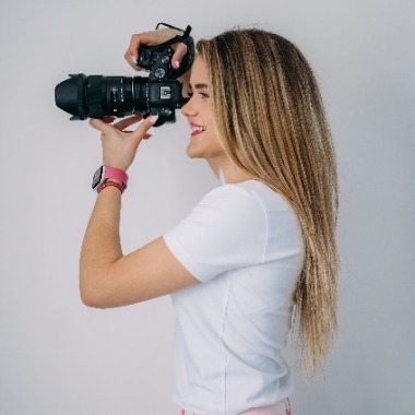 Fotograf cu 6 ani experiență, creativă, organizată, editare foto-video, design și comunicare.