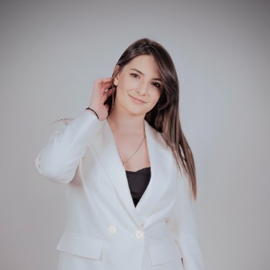 Specialist marketing cu peste 5 ani experiență în Meta Ads, Reels, foto produs și social media